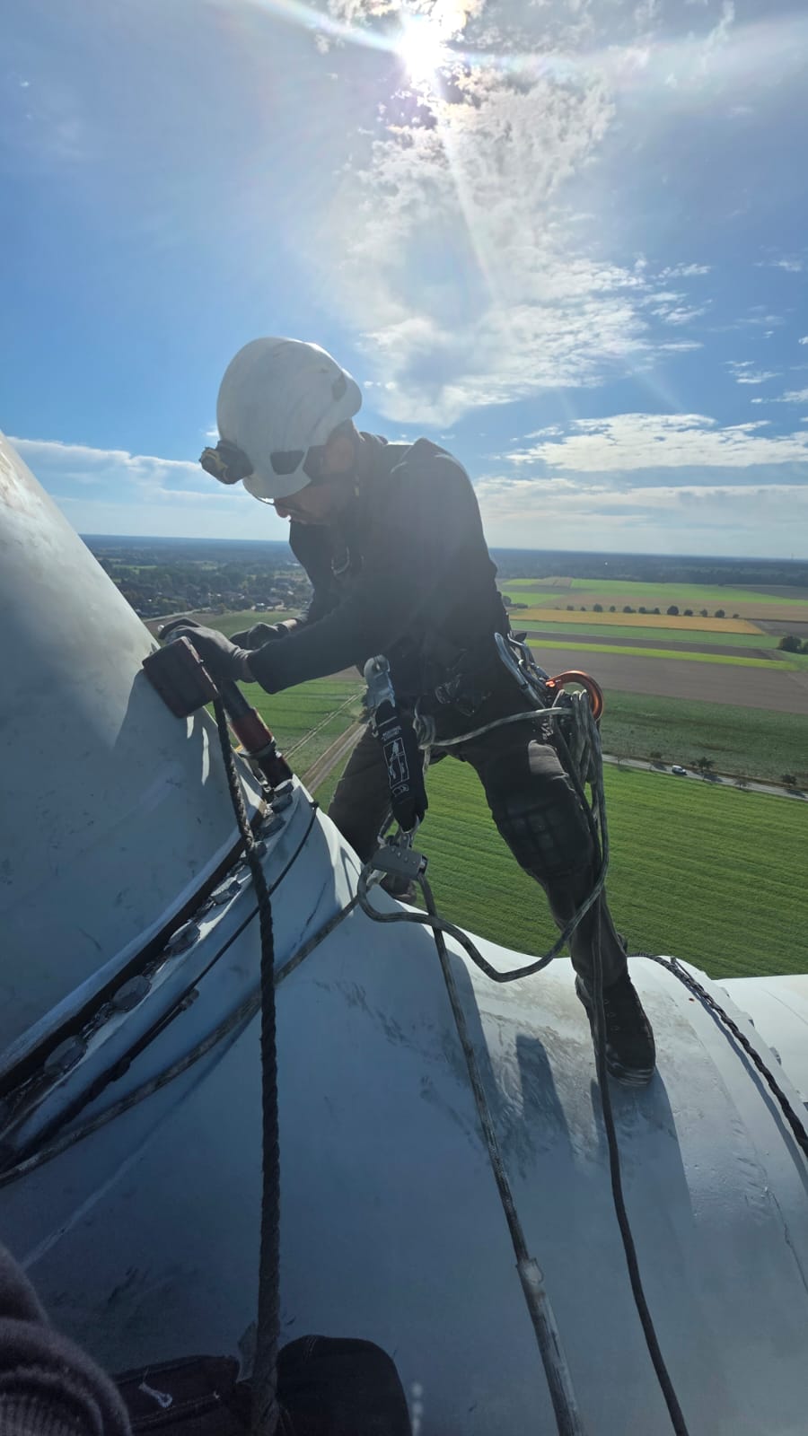 GpViento-Servicetechniker auf der Rotornabe einer Windkraftanlage
